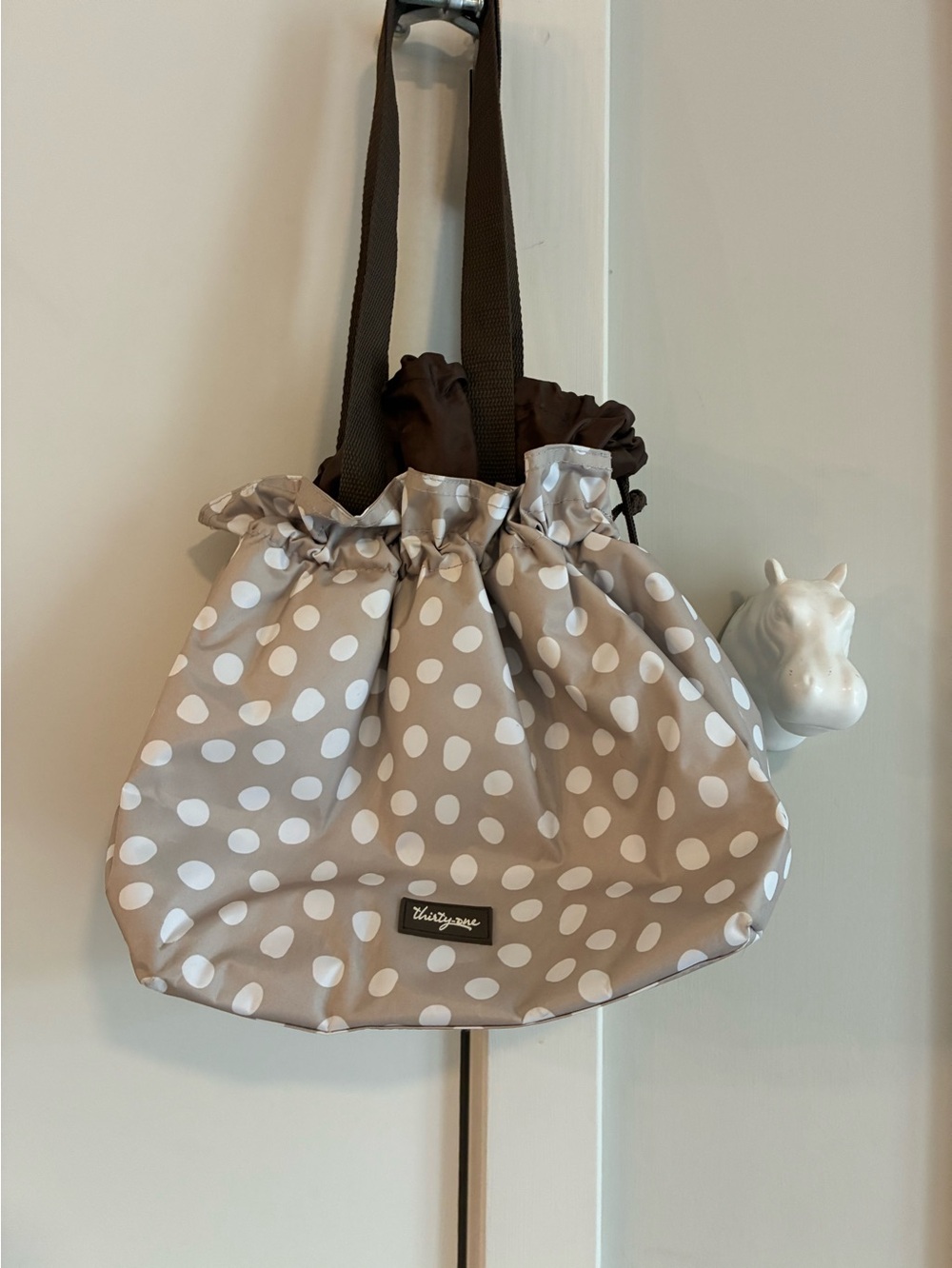 thirty-one taupe and white polka dot drawstring thermal tote
